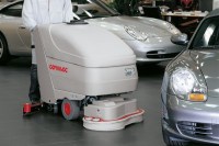 Comac-Omnia-32 半自走式洗地機